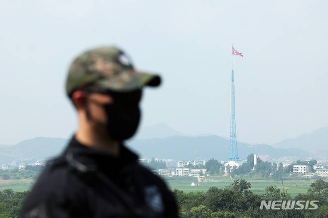 [서울=뉴시스] 사진공동취재단 = 판문점 공동경비구역(JSA) 일반 견학이 재개된 가운데 19일 경기 파주시 판문점 3초소에서 바라본 북한 기정동 마을 내 문화회관에 걸려 있는 인공기가 펄럭이고 있다.  2022.07.19. photo@newsis.com