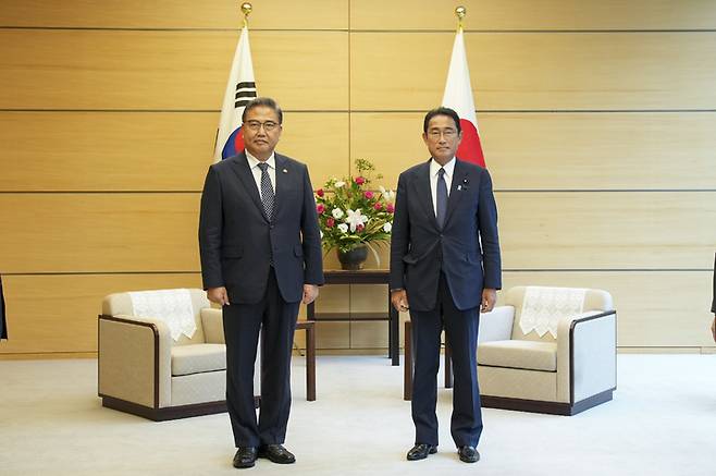 [서울=뉴시스] 정병혁 기자 = 박진 외교부 장관이 19일 오후 일본 총리 관저에서 기시다 후미오 총리를 예방한 뒤 기념촬영을 하고 있다.(사진=외교부 제공) 2022.07.19. photo@newsis.com *재판매 및 DB 금지