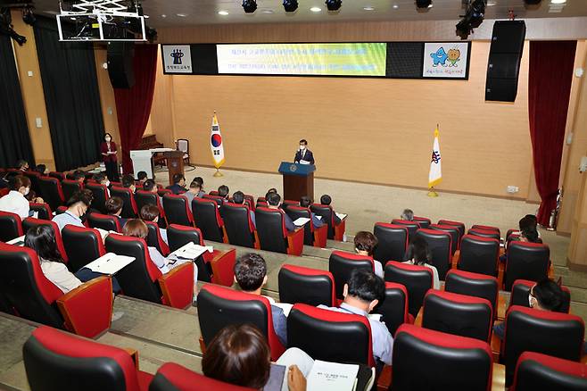 충북교육연구정보원이 19일 충북교육청 사랑관 세미나실에서 제천시 고교평준화 타당성 조사 정책연구 최종보고회를 열고 있다.2022.07.19.kipoi@newsis.com *재판매 및 DB 금지