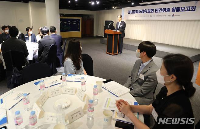 [서울=뉴시스] 배훈식 기자 = 한덕수 국무총리가 19일 오후 서울 종로구 세종문화회관에서 열린 청년정책조정위원회 민간위원 활동보고회에 참석해 발언하고 있다. 2022.07.19. dahora83@newsis.com