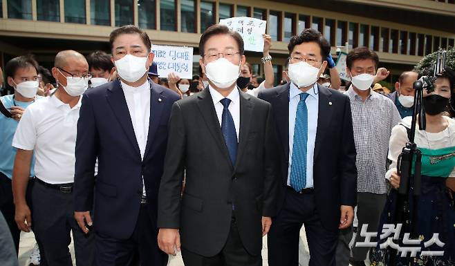 이재명 더불어민주당 국회의원이 17일 서울 여의도 국회 소통관에서 8.28 전당대회 당대표 출마를 선언을 마친 후 회견장을 나서고 있다. 윤창원 기자