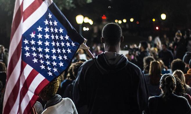 미국인들은 정부에 불만이 있을 경우 성조기를 거꾸로 게양하거나, 거꾸로 들고 시위에 나선다. 트럼프 정부 때도 그랬고, 바이든 정부 때도 그렇다.
