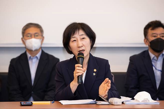 한화진 환경부 장관 - 한화진 환경부 장관이 지난 15일 세종시 모처에서 열린 취임 후 첫 기자간담회에서 기자들의 질문에 답하고 있다. 환경부 제공