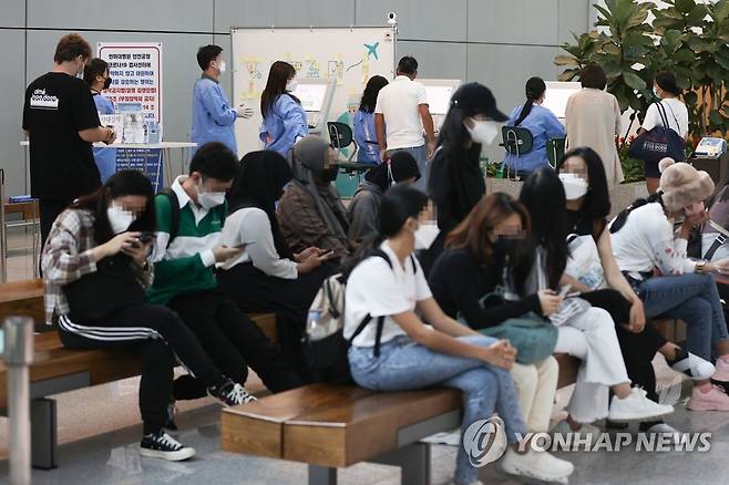 붐비는 인천공항 코로나19 검사센터 (영종도=연합뉴스) 서대연 기자 = 코로나19 재유행이 이어지고 있는 17일 해외 입국자들이 인천국제공항 제2여객터미널 코로나19 검사센터에서 접수를 위해 대기하고 있다.
    중앙방역대책본부에 따르면 이날 0시 기준 신규확진자 수는 4만342명으로 이틀 연속 4만명을 넘겼다. 2022.7.17 dwise@yna.co.kr