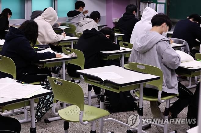 고교 3학년 전국연합학력평가  [연합뉴스 자료사진]