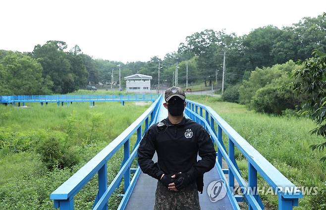 도보다리 앞 경계근무 (파주=연합뉴스) 이지은 기자 = 판문점 공동경비구역(JSA) 견학이 재개된 가운데 19일 경기도 파주시 판문점 도보다리 앞에서 군인이 근무를 서고 있다.  2022.7.19 jieunlee@yna.co.kr