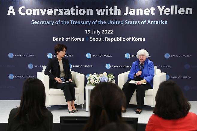 재닛 옐런 미국 재무부 장관이 19일 서울 중구 한국은행 본관에서 한은 여성 직원들과의 대담 중 발언하고 있다.
[한은 제공. 재판매 및 DB 금지]