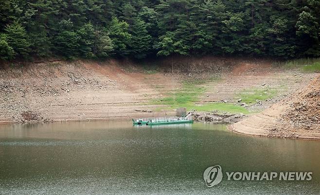 지난 8일 오전 전남 순천시 주암댐의 수심이 낮아져 갈색 수면선이 드러나 있다. [연합뉴스 자료사진]