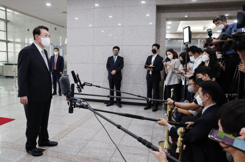 윤석열 대통령이 19일 오전 서울 용산 대통령실 청사로 출근, 기자들의 질문에 답하고 있다. (사진=연합뉴스)