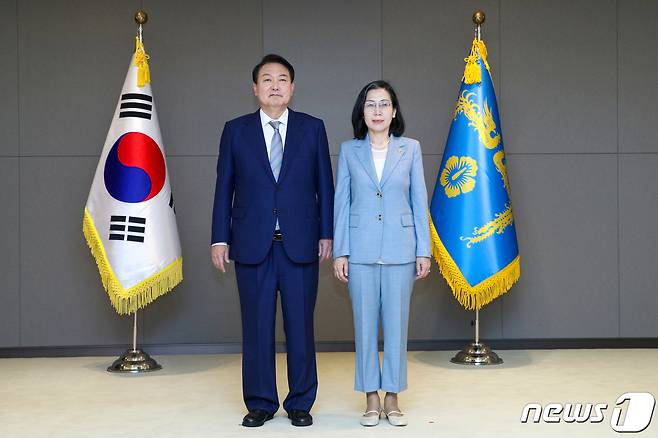 윤석열 대통령이 26일 정부세종청사에서 김현숙 여성가족부 장관에게 국무위원 임명장을 수여한 뒤 기념촬영하고 있다. (대통령실사진기자단) 2022.5.26/뉴스1 © News1 안은나 기자