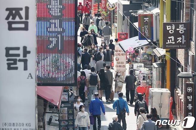 17일 서울 중구 명동 먹자골목이 나들이를 나온 시민들로 북적이고 있다. 2022.4.17/뉴스1 © News1 민경석 기자