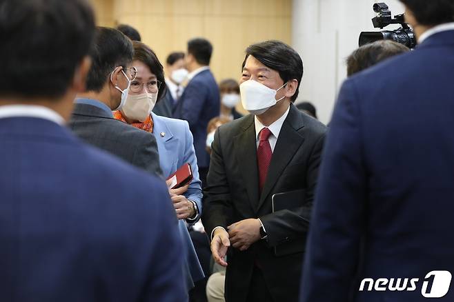 안철수 국민의힘 의원이 20일 오전 서울 여의도 국회 의원회관에서 열린 ‘위기를 넘어 미래로’ 민·당·정 토론회에서 참석자들과 인사하고 있다. (공동취재) 2022.7.20/뉴스1 © News1 이재명 기자