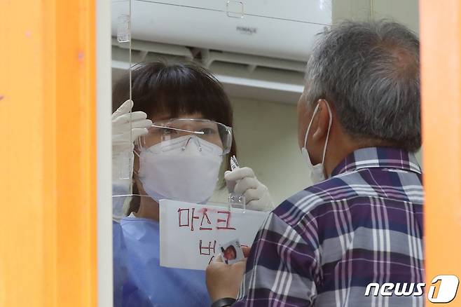 대구 달서구보건소 선별진료소에서 시민이 검사를 받고 있다. 2022.7.13/뉴스1 © News1 공정식 기자