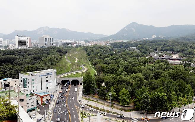 20일 서울 종로구 창경궁과 종묘 연결 역사복원사업이 공개됐다. 서울시는 창경궁과 종묘를 단절시켰던 율곡로를 지하화하고 그 위에 축구장보다 넓은 녹지(약 8000㎡)를 만들어 끊어졌던 녹지축을 잇고 일제가 없애버린 창경궁과 종묘 사이 궁궐담장(503m)과 북신문(北神門)도 최대한 원형 그대로 복원했다고 밝혔다. (공동취재) 2022.7.20/뉴스1 © News1 송원영 기자