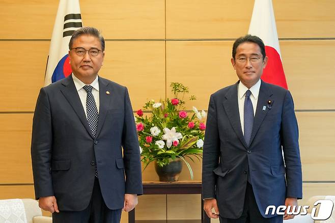 박진 외교부 장관이 19일 오후 일본 총리 관저에서 기시다 후미오 총리를 예방한 후 기념 촬영을 하고 있다. 일본 총리가 한국 외교장관을 만나는 것은 2018년 8월 아베 신조 당시 총리가 강경화 장관과 회담을 한 이후 4년 만이다. (외교부 제공) 2022.7.19/뉴스1