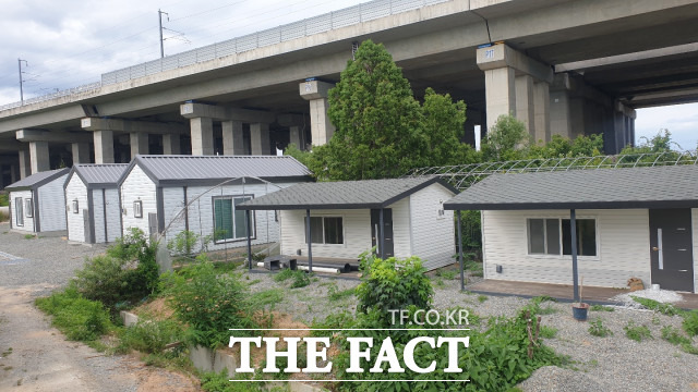 충북 오송역세권 도시개발사업지구에 지어진 조립식 건물(일명 벌집). / 청주=최영규 기자