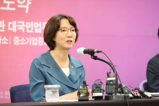 이영 중기부 장관이 20일 서울 영등포구 중소기업중앙회에서 기자간담회를 열고 향후 정책방향을 설명하고 있다.