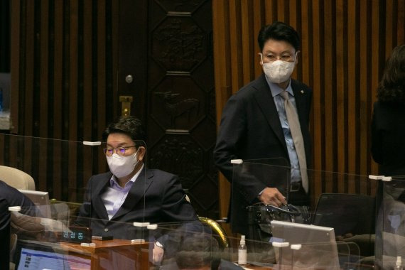 국민의힘 권성동 당대표 직무대행 겸 원내대표(왼쪽)가 20일 오전 국회에서 열린 본회의에 참석한 가운데 장제원 의원이 그 뒤를 지나가고 있다. 사진=서동일 기자