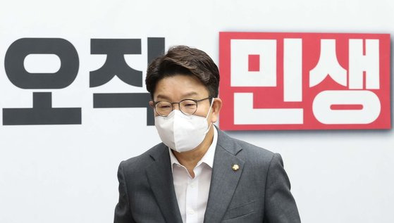 국민의힘 권성동 당대표 직무대행 겸 원내대표가 19일 오전 서울 여의도 국회에서 열린 원내대책회의에 참석하고 있다. 국회사진기자단