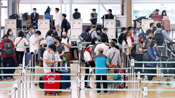 지난 5월 16일 인천국제공항 제1여객터미널 출국장에서 해외여행을 떠나려는 여행객들이 탑승수속을 밟고 있다. [뉴스1]