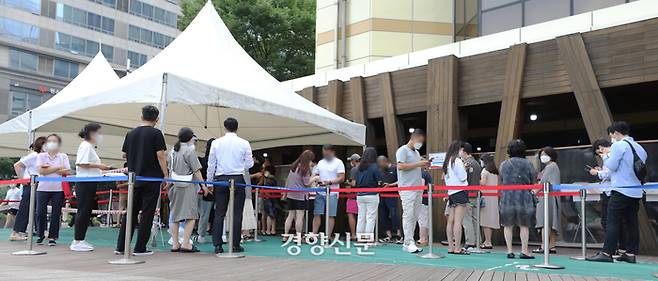 지난 19일 시민들이 서울 송파구 보건소 선별진료소에 코로나 검사를 받기 위해 줄 서있다. /한수빈 기자