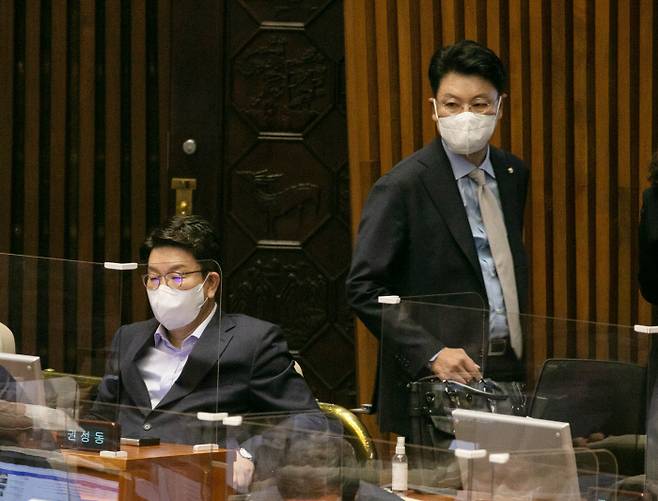 국회의 두 윤핵관 권성동 국민의힘 대표 직무대행 겸 원내대표가 20일 국회 본회의에 참석해 자리에 앉아 있는 동안 장제원 의원이 그 뒤를 지나가고 있다. 국회사진기자단