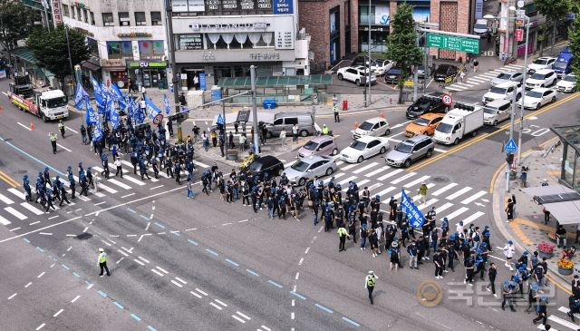 20일 서울 용산구 숙대입구역 사거리에서 제 신호에 이동하지 못한 차량 운전자들이 경적을 10여 분간 울리고 있다.