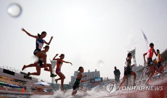 국내 육상 대회 여자 3,000m 장애물 경기 모습. [연합뉴스 자료사진]