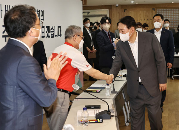 윤석열 대통령(오른쪽)이 20일 오후 경기도 성남시 분당구 목련마을1단지 사회복지회관에서 열린 제3차 비상경제민생회의를 주관하기에 앞서 회의장에 입장하며 공공임대주택 입주민과 인사를 하고 있다. [이승환 기자]