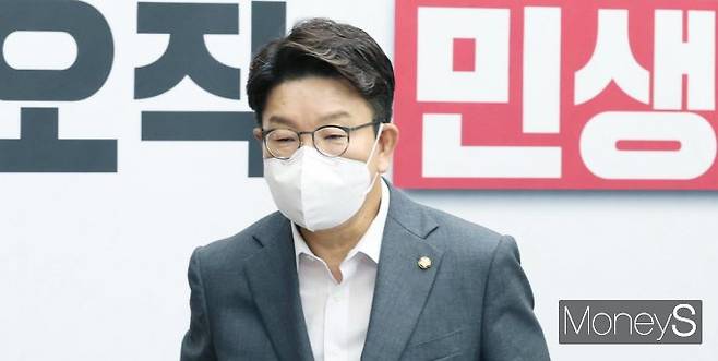 권성동 국민의힘 당대표 직무대행 겸 원내대표가 '대통령실 사적채용 논란'에 이어 직무대행 체제에 대한 견제가 당 안팎으로 제기되면서 '내우외환'에 휩싸인 모양새다. 사진은 19일 서울 여의도 국회 본관 245호에서 열린 국민의힘 원내대책회의에 참석한 권 원내대표. /사진=임한별 기자