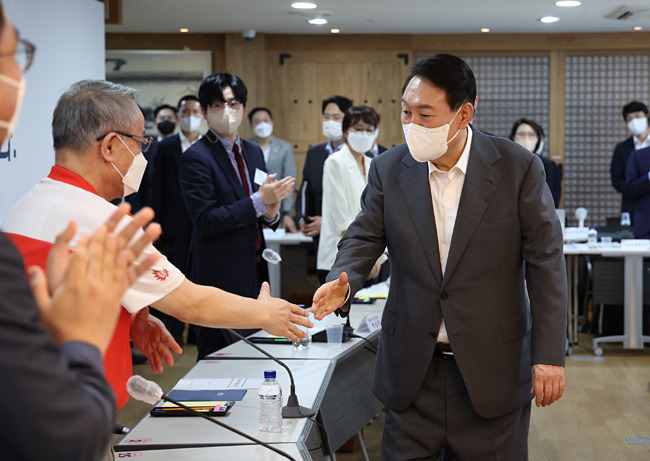 윤석열 대통령이 20일 오후 경기도 성남시 분당구 목련마을 주공1단지 아파트 중탑종합사회복지관에서 열린 제3차 비상경제민생회의에서 참석자들과 악수하고 있다. 대통령실통신사진기자단