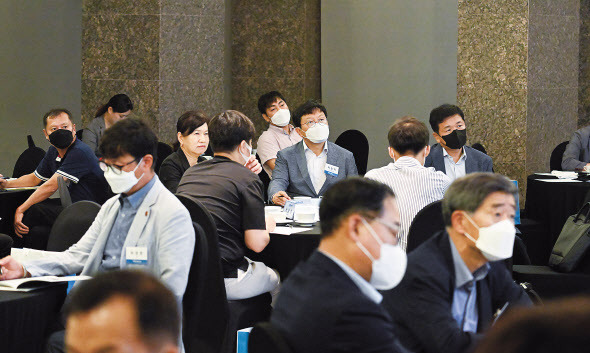 헤럴드경제·대륙아주 공동 주최 ‘중대재해예방 산업안전법제포럼’에서 기업 관계자들이 강연을 경청하고 있다. 이날 참석자들은 중대재해처벌법 관련 정부와 국회에 다양한 건의사항을 제시하고, 각종 질문을 하는 등 열띤 분위기를 이어갔다. 임세준 기자