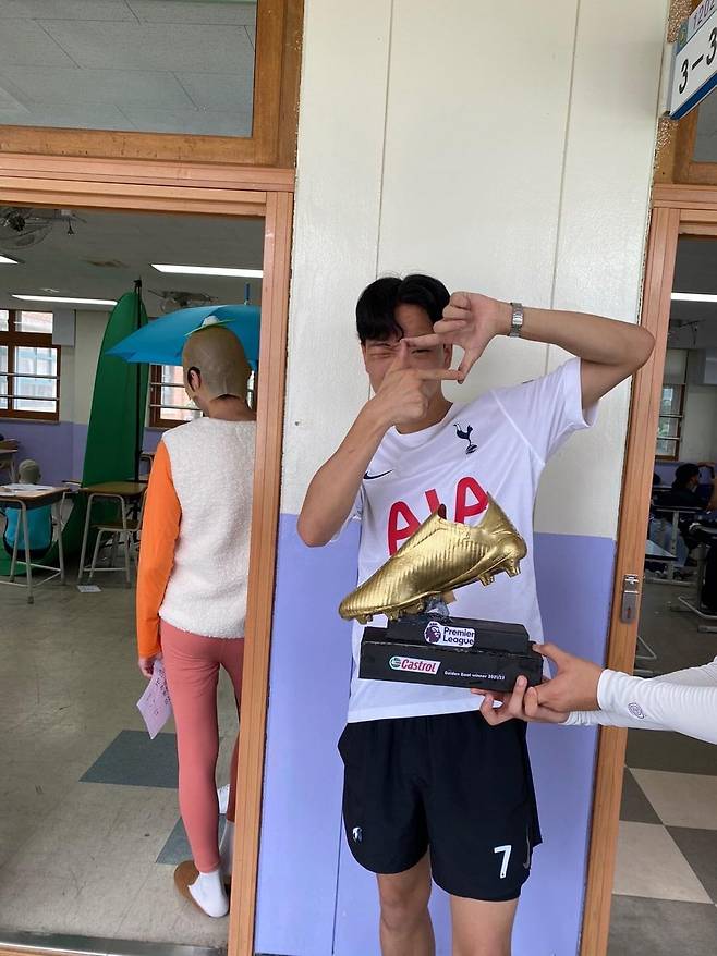 잉글랜드 프리미어리그 득점왕을 차지한 손흥민과 경매에서 고가로 판매돼 화제를 모은 그의 축구화를 패러디한 학생. [의정부고등학교 학생자치회 페이스북]