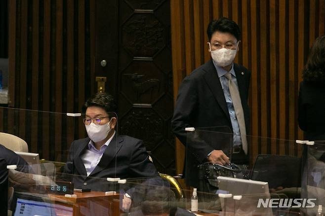 [서울=뉴시스] 고범준 기자 = 국민의힘 권성동 당대표 직무대행 겸 원내대표가 20일 오전 국회에서 열린 본회의에 참석한 가운데 장제원 의원이 그 뒤를 지나가고 있다. (공동취재사진) 2022.07.20. photo@newsis.com