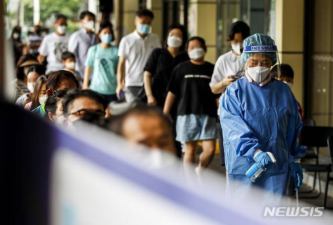 [서울=뉴시스] 정병혁 기자 = 0시 기준 국내 코로나19 신규확진자가 7만6402명으로 집계된 20일 오전 서울 송파구보건소 선별진료소를 찾은 시민들이 검사를 받기 위해 줄 서 있다. 2022.07.20. jhope@newsis.com