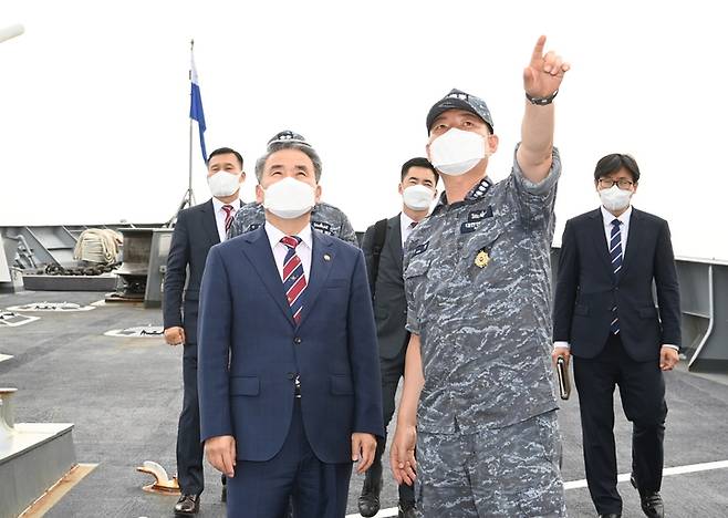 [서울=뉴시스] 이종섭 국방부장관이 20일 오후 제주민군복합형관광미항에 정박 중인 서애류성룡함을 방문하여 함 현황보고를 받고 있는 모습. 2022.07.20. (사진=국방부 제공) *재판매 및 DB 금지