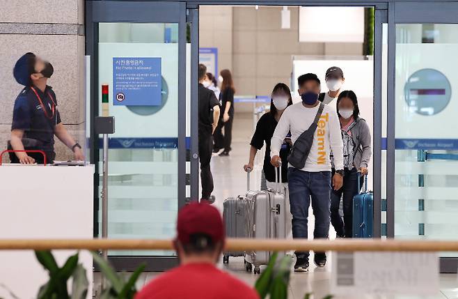 인천국제공항 제1여객터미널 입국장으로 들어오는 여행객들. 연합뉴스