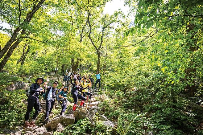 오색에서 대청봉으로 올라가는 길, 가파른 산길이지만 히어로들의 얼굴은 시종일관 밝았다