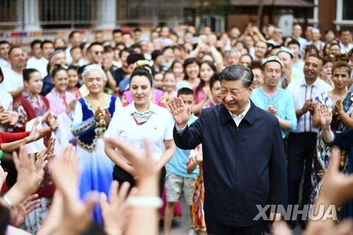 지난 12일과 다음날 분리독립 이슈가 있는 신장 위구르를 방문한 시진핑 중국 국가주석이 키르기스족 사람들의 환영을 받으며 손을 들어 보이고 있다. 그의 신장 방문은 2012년 집권 이후 두 번째, 2014년 첫 방문 이후 8년 만이라고 중국 관영 글로벌 타임스가 전했다. 시 주석의 신장 행보는 지난 1일 홍콩 주권 반환 25주년을 맞아 방문한 것과 더불어 3연임 여부가 결정될 가을 당 대회를 앞두고 내부 결속을 다지는 의미가 있다.신화 자료사진 연합뉴스