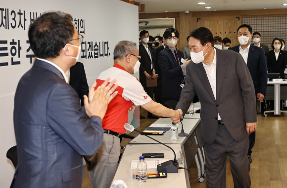 윤석열 대통령이 20일 오후 경기 성남시 분당구 목련마을1단지 중탑종합사회복지관에서 열린 제3차 비상경제민생회의에 입장하며 공공임대주택 입주민과 악수하고 있다. 2022. 7. 20 박지환 기자