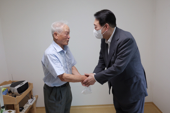 윤석열 대통령이 20일 오후 경기 성남시 분당 목련1영구임대단지 국가유공자 가정을 방문해 유공자와 대화를 나누고 있다. 을 하여 유공자와 대화를 나누고 있다. 2022.7.20 대통령실 제공