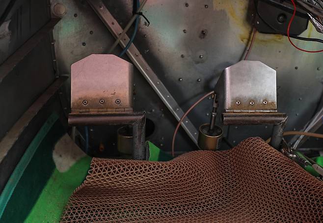 조종석 계기판 아래의 러더 페달과 브레이크 [사진/진성철 기자]