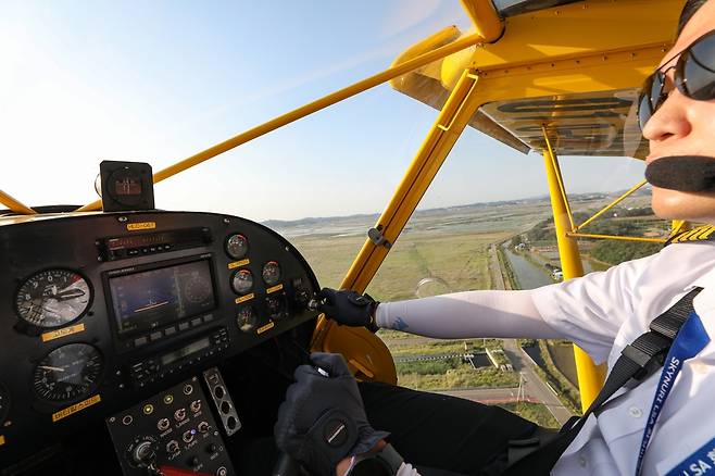 경비행기 조종하는 홍문철 비행 교관 [사진/진성철 기자]