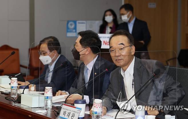 국민의힘 공부모임에서 강연하는 박재완 전 기재부 장관 (서울=연합뉴스) 하사헌 기자 = 박재완 전 기획재정부 장관이 20일 국회에서 국민의힘 김기현 의원 주최로 열린 공부모임 '혁신24 새로운 미래' 조찬강연에서 '한국경제 진단과 해법 - No Pain, No gain' 이라는 주제로 강연을 하고 있다. 2022.7.20 [국회사진기자단] toadboy@yna.co.kr