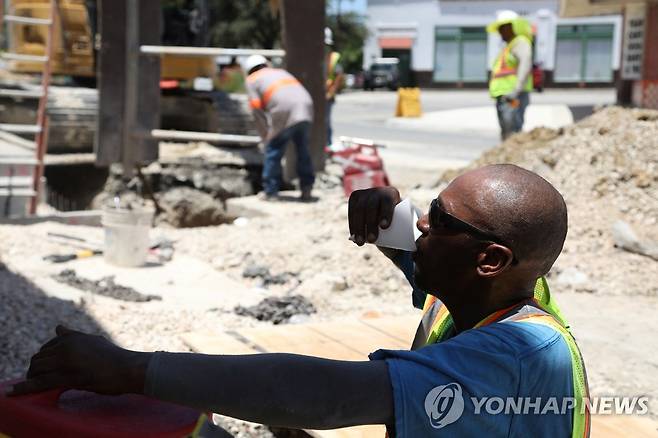 미국 텍사스주도 폭염 (샌안토니오=로이터 연합뉴스) 미국 텍사스주 샌안토니오에서 19일(현지시간) 건설 노동자가 더위를 식히기 위해 물을 마시고 있다. 2022.7.20