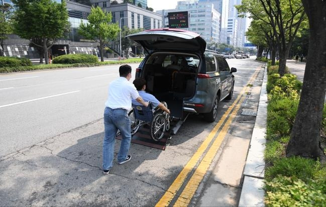 휠체어 장애인도 탑승이 가능한 상암동 자율주행차 [서울시 제공. 재판매 및 DB 금지]