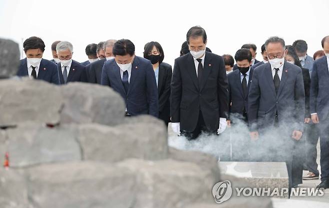 제주4·3평화공원 찾아 참배하는 한덕수 총리 (제주=연합뉴스) 김승두 기자 = 한덕수 국무총리가 20일 오후 제주시 봉개동 4·3평화공원을 찾아 참배하고 있다. 2022.7.20 kimsdoo@yna.co.kr