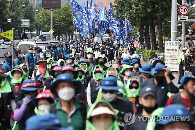 금속노조, 오늘부터 총파업 돌입 (서울=연합뉴스) 서대연 기자 = 전국금속노동조합(금속노조) 조합원들이 20일 서울 중구 서울역 광장에서 용산구 삼각지역으로 행진하고 있다. 
    금속노조는 이날 서울과 경남 거제 대우조선해양 앞에서 각각 총파업 대회를 열고 대우조선해양에 대화와 합의를 통한 조속한 해결을 촉구했다. 2022.7.20 dwise@yna.co.kr