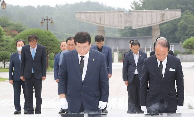 당대표 출마에 나선 더불어민주당 설훈 의원이 18일 오후 광주 북구 운정동 국립5·18민주묘지를 찾아 참배하고 있다. (사진= 연합뉴스)