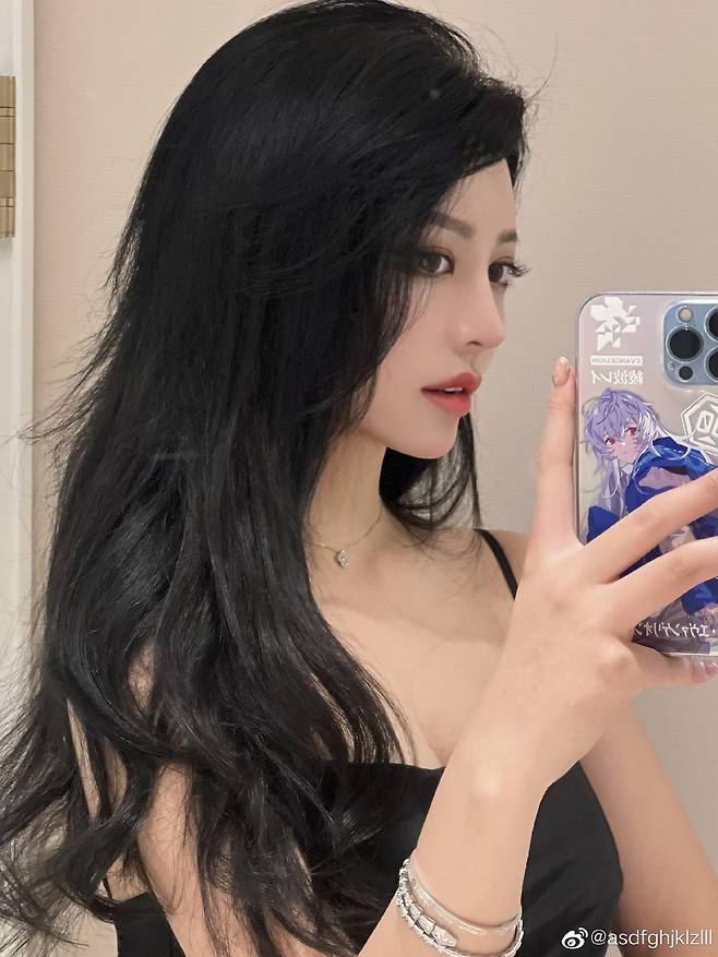 사진=asdfghjklzlll 공식 웨이보, 레얀의 여자친구로 추정되는 인물